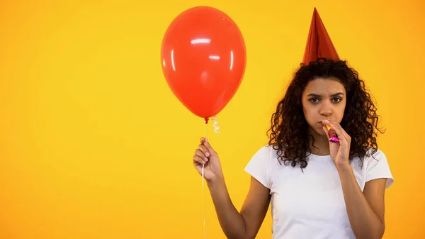Aufgebrachte Frau Hält Luftballon Und Bläst Partyhorn Fühlt Sich Geburtstag — Stockfoto
