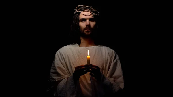 Homem Santo Coroa Espinhos Segurando Vela Escuridão Jesus Antes Ressurreição — Fotografia de Stock