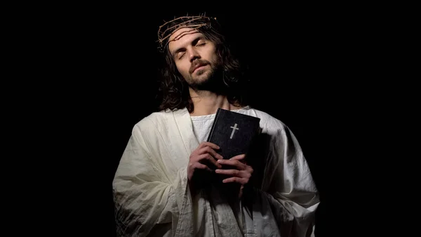 Ιησούς Χριστός Κλειστά Μάτια Στέμμα Από Αγκάθια Που Κρατούν Βίβλο — Φωτογραφία Αρχείου