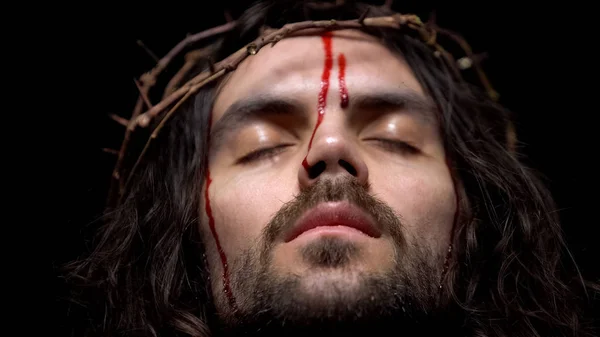 Κοντινά Πλάνα Του Αιματηρού Ιησού Κεφαλιού Στέμμα Από Αγκάθια Σταυρώνοντας — Φωτογραφία Αρχείου