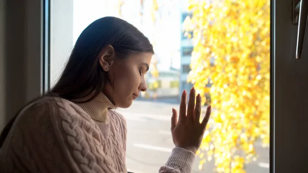 泣く女性が窓に触れ 悲しみと欲求不満を落とし 秋のうつ病 — ストック写真