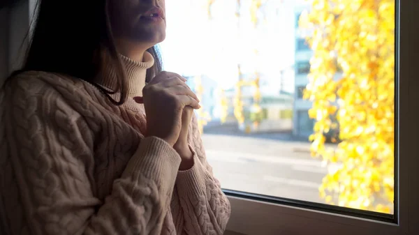 Junge Hilflose Frau Betet Sitzt Auf Fensterbank Göttlicher Glaube Einsamkeit — Stockfoto