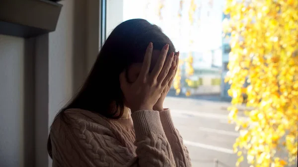 Відчайдушна Леді Плаче Закриває Обличчя Руками Втрата Коханої Людини Самотність — стокове фото