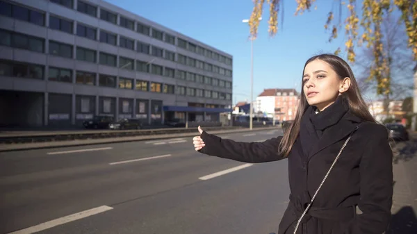 Jeune Femme Attrapant Taxi Dans Rue Matin Retard Travail Auto — Photo