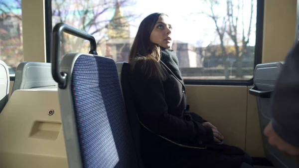 Автобусний Провідник Перевіряє Жіночий Пасажирський Квиток Громадський Транспорт Подорож — стокове фото