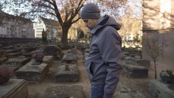 Sad Man Looking Grave Ancient Cemetery Commemorating Family Generation — Stock Photo, Image