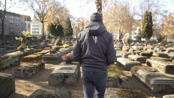 Homem Triste Andando Antigo Cemitério Visitando Parentes Comemorando Antepassados — Fotografia de Stock