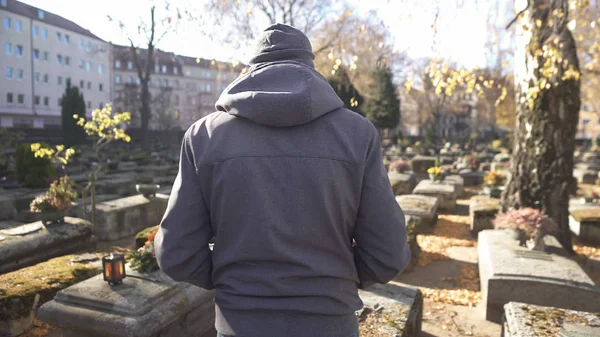Mężczyzna Chodzenie Cmentarzu Rozmowa Duszą Zmarłych Uczucie Smutku Bólu — Zdjęcie stockowe