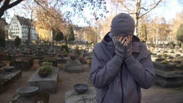 Homem Cemitério Profundamente Chorando Falta Família Perdida Solidão — Fotografia de Stock