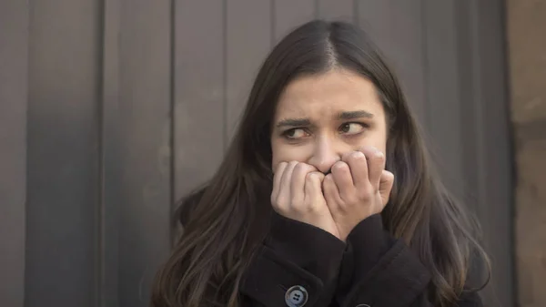 Mädchen Fühlt Plötzlich Unkontrollierten Anfall Von Angst Auf Der Straße — Stockfoto