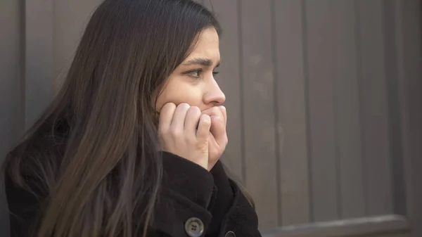 Giovane Donna Improvvisamente Sentirsi Attacco Panico Strada Problemi Psicologici — Foto Stock