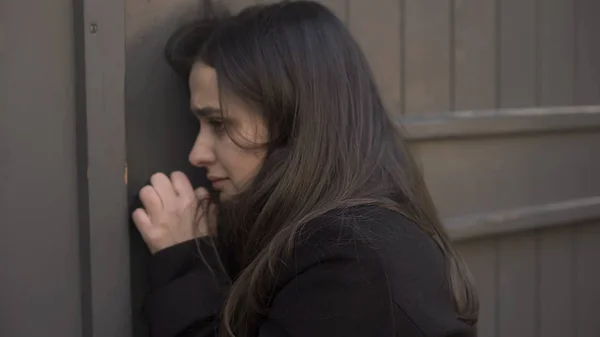 Женщина Стучится Дверь Просит Помощи Чувствуя Себя Беспомощной Жертвой Насилия — стоковое фото