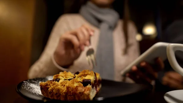 Vrouw Eten Heerlijke Taart Het Gebruik Van Telefoon Genieten Van — Stockfoto