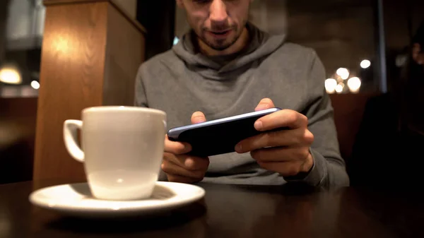 Άνθρωπος Παίζοντας Βίντεο Παιχνίδι Στο Καφέ Εθισμός Gadget Πρόβλημα Αναβλητικότητας — Φωτογραφία Αρχείου
