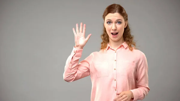 聋女人说再见 作为老师手势的话在手语 — 图库照片