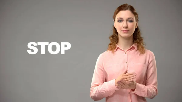 Kvinnan Säger Stopp Teckenspråk Text Bakgrund Kommunikation För Döva — Stockfoto