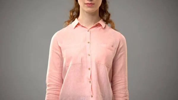 Όμορφη Νεαρή Γυναίκα Ροζ Λινό Μπλούζα Γκρι Φόντο Γυναικεία Μόδα — Φωτογραφία Αρχείου