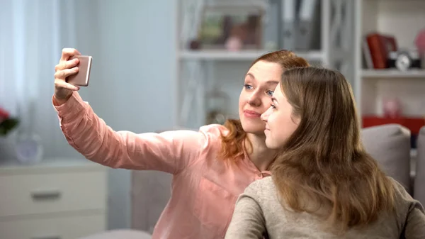 Dos Mujeres Jóvenes Tomando Selfie Por Teléfono Inteligente Amigos Femeninos —  Fotos de Stock