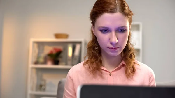 Lady Látszó Laptop Képernyőn Tanul Online Oktatási Videó Információk — Stock Fotó