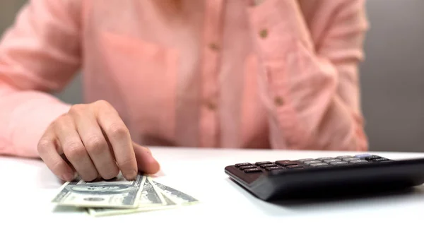 Dollar Bankbiljetten Calculator Tafel Voor Van Peinzende Lady Gebrek Aan — Stockfoto