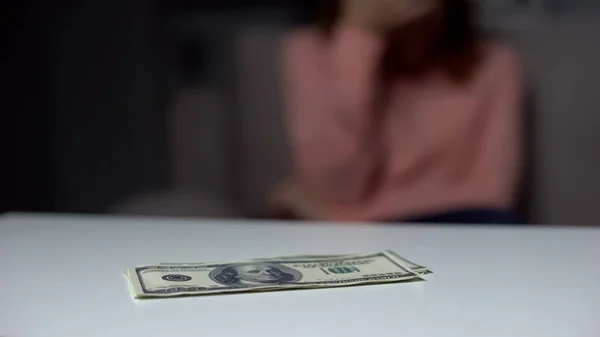 桌上的美元钞票 银行存款 债务支付 金融基金 — 图库照片