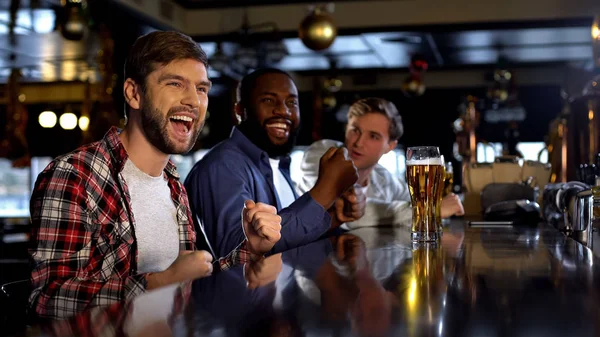 Amici Maschi Multirazziali Celebrano Vittoria Tifo Squadra Preferita Nel Bar — Foto Stock