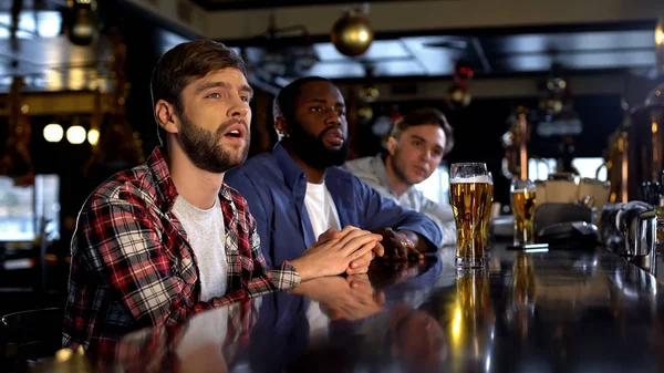 Amici Maschi Infelici Guardando Campionato Nel Bar Squadra Che Perde — Foto Stock