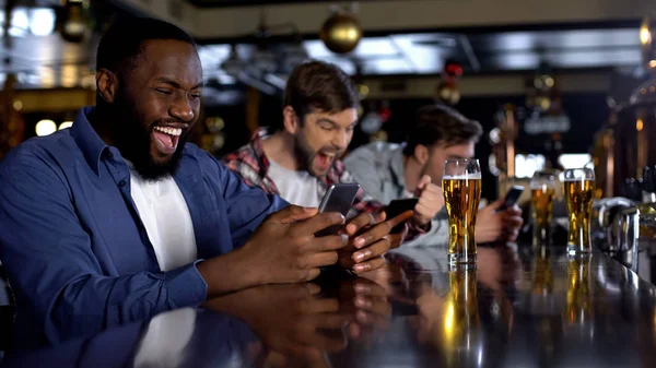 Maschio Afro Americano Emotivo Che Celebra Scommessa Vincente Sulla Partita — Foto Stock