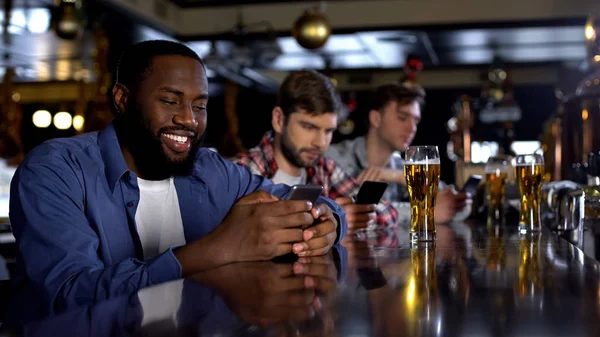 Sorridente Afro Americano Maschio Seduto Pub Guardando Attraverso Incontri Dipendenza — Foto Stock
