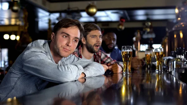 Decepcionado Amigos Masculinos Viendo Juego Pub Decepcionado Con Pérdida Partido —  Fotos de Stock