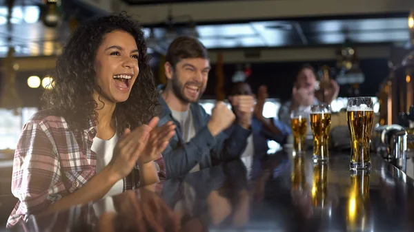 Attractive Lady Male Friends Celebrating Team Winning Game Time Pub — Stock Photo, Image