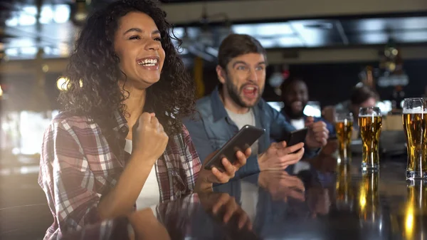 Mulher Biracial Sorridente Pub Celebrando Aposta Esportiva Vencedora App Casa — Fotografia de Stock