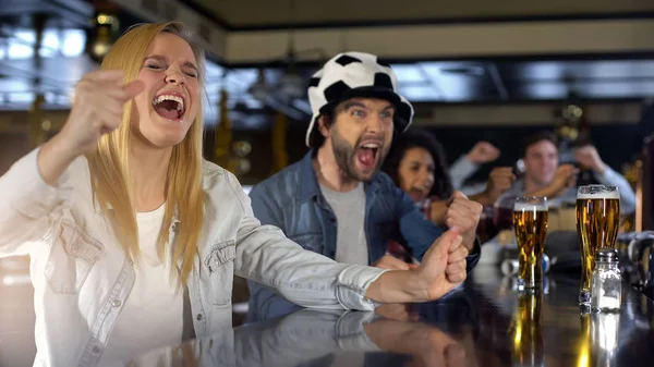 Allegro Tifosi Calcio Che Celebrano Gol Segnando Pub Godendo Gioco — Foto Stock