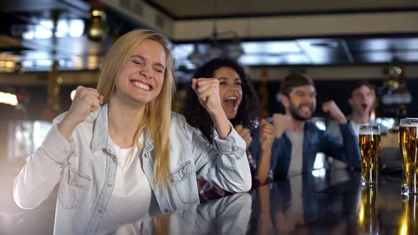 Pretty Woman Celebrating Victory Friends Watching Sports Pub Broadcast — Stock Photo, Image