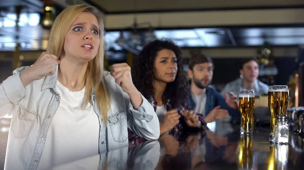 Ansiosa Rubia Atractiva Viendo Deportes Con Amigos Pub Equipo Apoyo —  Fotos de Stock