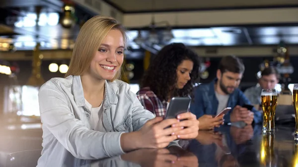 Donna Bionda Che Chatta Telefono Nel Bar Legge Messaggi Nell — Foto Stock