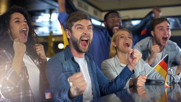 Aficionados Alemanes Felices Sosteniendo Bandera Celebrando Victoria Selección Nacional Patriotismo — Foto de Stock