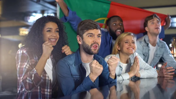 Gruppe Portugiesischer Fans Mit Fahne Zur Unterstützung Der Nationalmannschaft Glücklich — Stockfoto