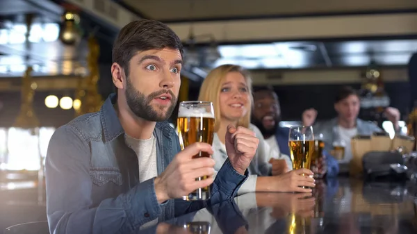 Ansioso Hombre Animando Equipo Sosteniendo Vaso Cerveza Apoyando Equipo Favorito —  Fotos de Stock