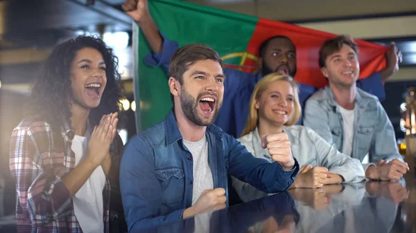 Los Aficionados Portugueses Celebran Victoria Ondeando Bandera Apoyando Selección Nacional — Foto de Stock