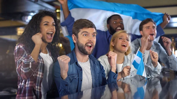 Entusiastas Aficionados Fútbol Con Bandera Argentina Celebrando Victoria Del Equipo — Foto de Stock