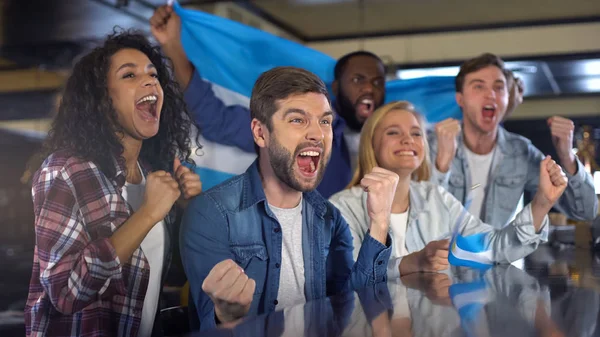 代表チームの勝利を祝う旗を持つ興奮したアルゼンチンのスポーツファン — ストック写真