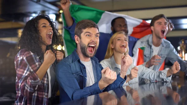 Fãs Italianos Com Bandeira Comemorando Jogo Vencedor Desfrutando Campeonato Bar — Fotografia de Stock
