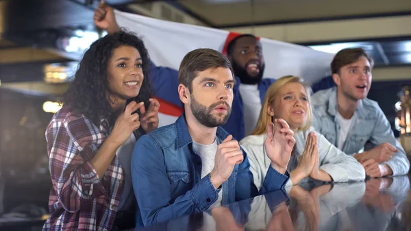 Los Fanáticos Del Deporte Ondeando Bandera Inglesa Apoyando Selección Nacional —  Fotos de Stock