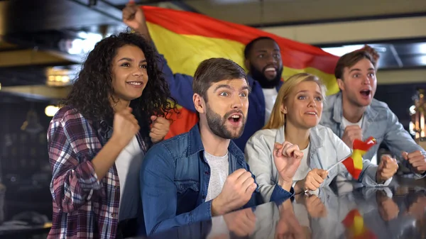 勝利のゲームを祝う トーナメントを楽しむスペイン国旗とスポーツファン — ストック写真