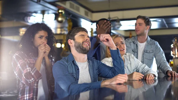 Grupo Amigos Assistindo Programa Esportes Bar Chateado Com Perda Jogo — Fotografia de Stock