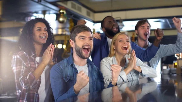 Groep Van Sportfans Kijken Spel Bar Verheugende Overwinning Van Favoriete — Stockfoto