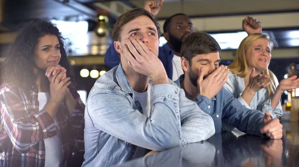 Hombres Mujeres Jóvenes Viendo Campeonato Deportivo Buscando Infeliz Pérdida Equipo —  Fotos de Stock