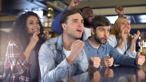 Amici Incrociando Dita Guardando Campionato Sportivo Nel Bar Squadra Supporto — Foto Stock