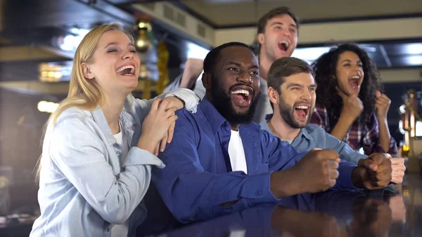 Amigos Felizes Assistindo Esportes Bar Jogo Vencedor Regozijante Atividade Lazer — Fotografia de Stock